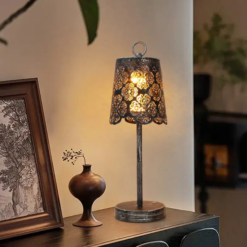 Lampe de chevet ajourée